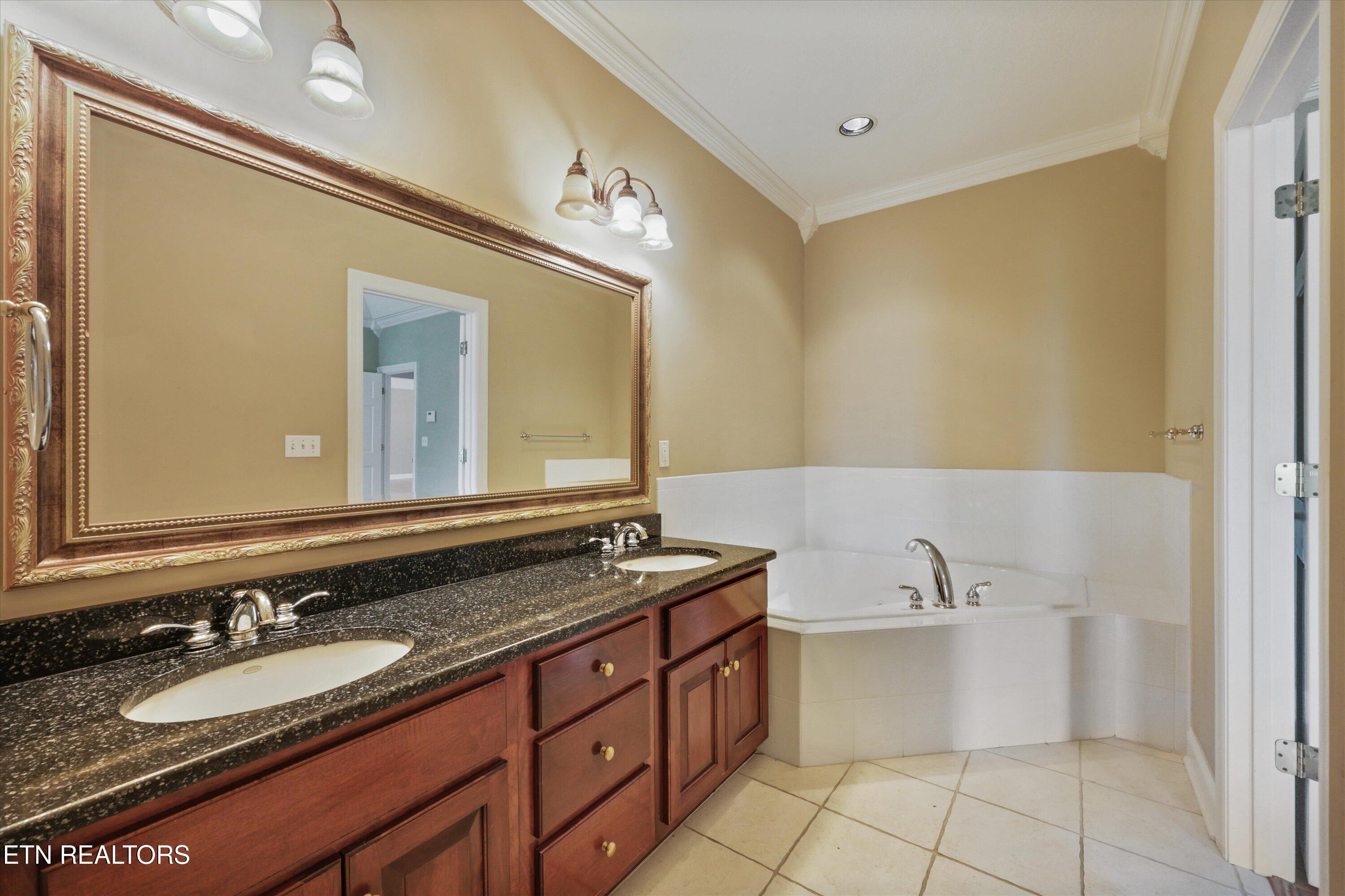 111 Colonial Hts, LaFollette
