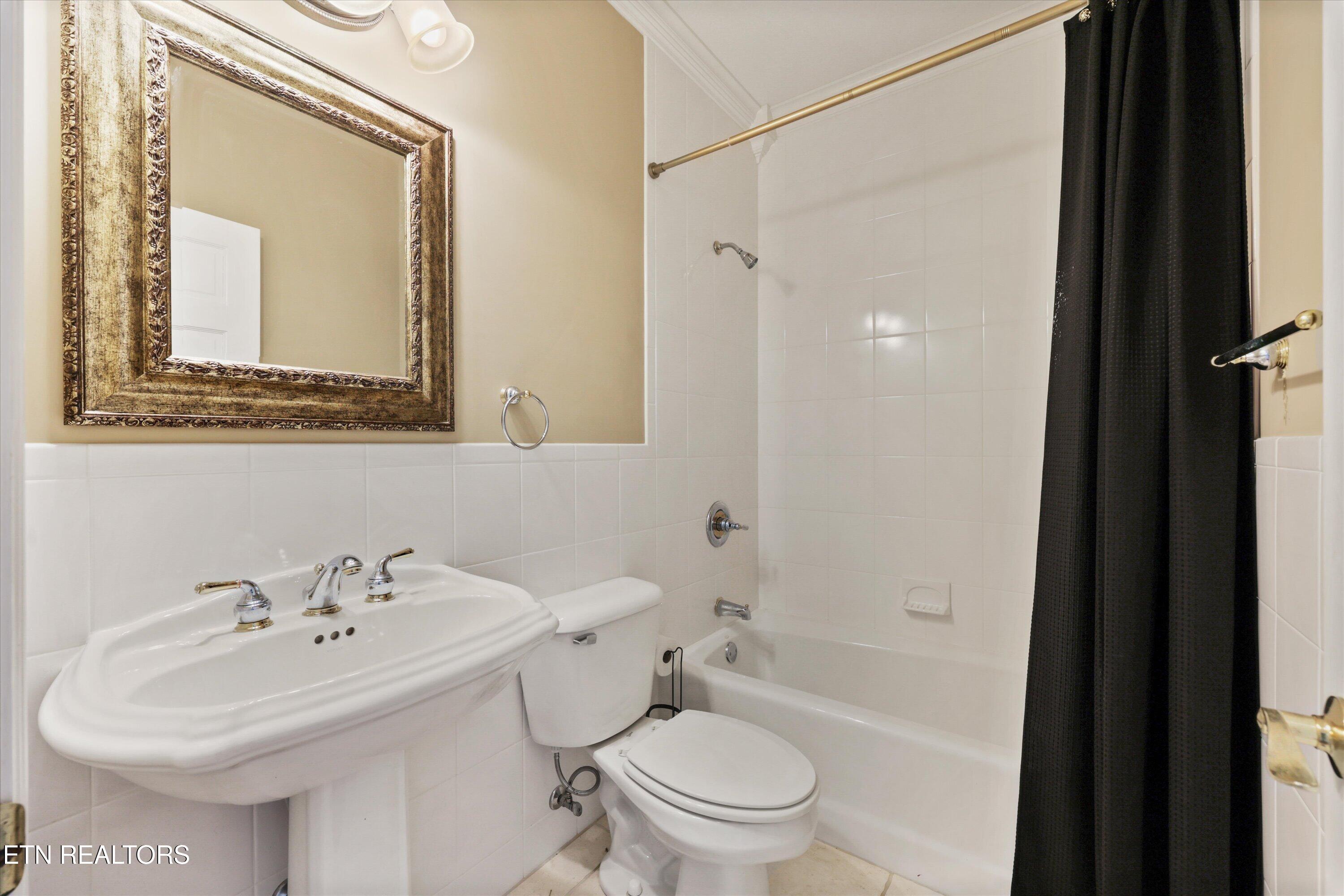 111 Colonial Hts, LaFollette