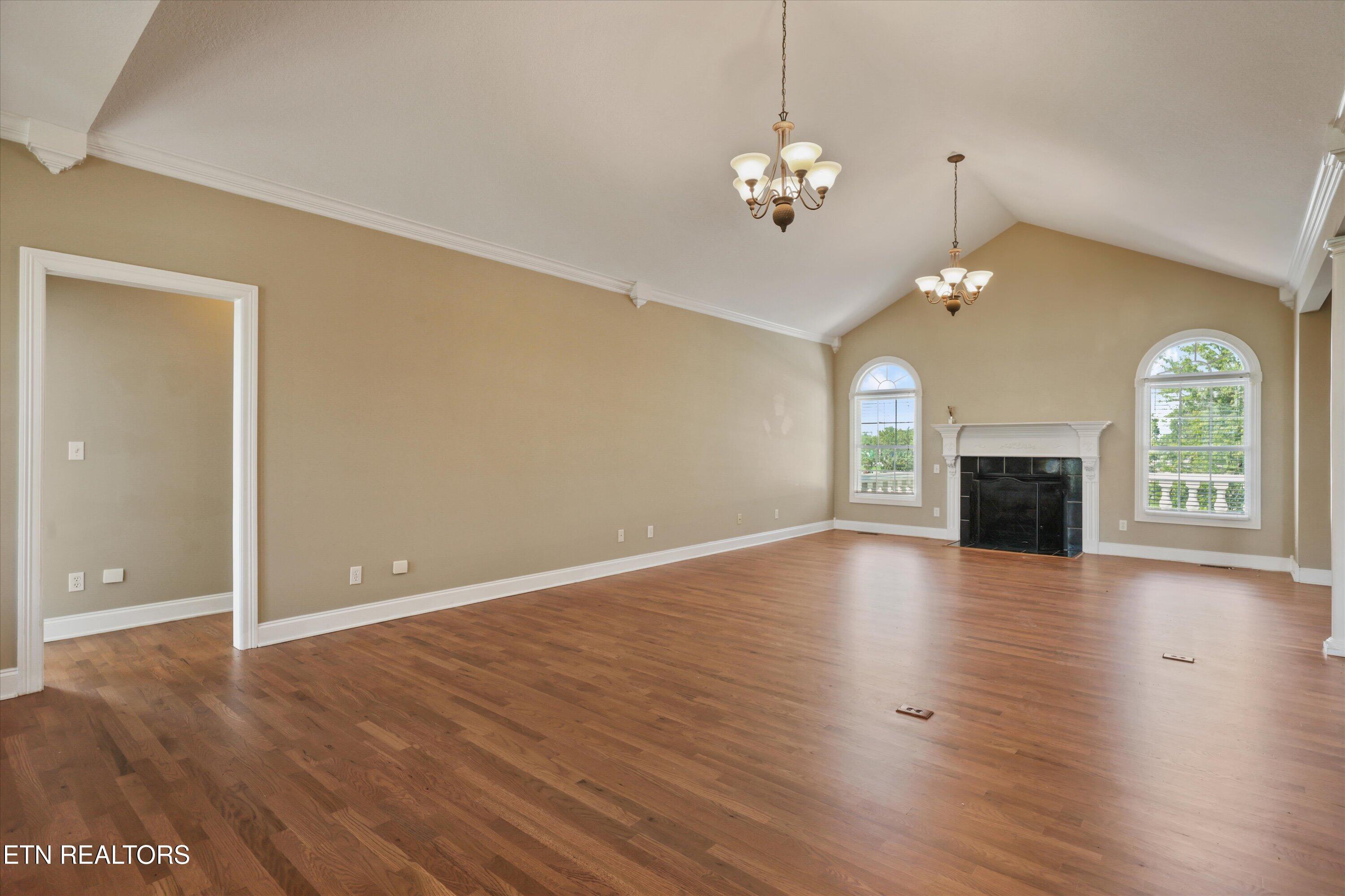 111 Colonial Hts, LaFollette