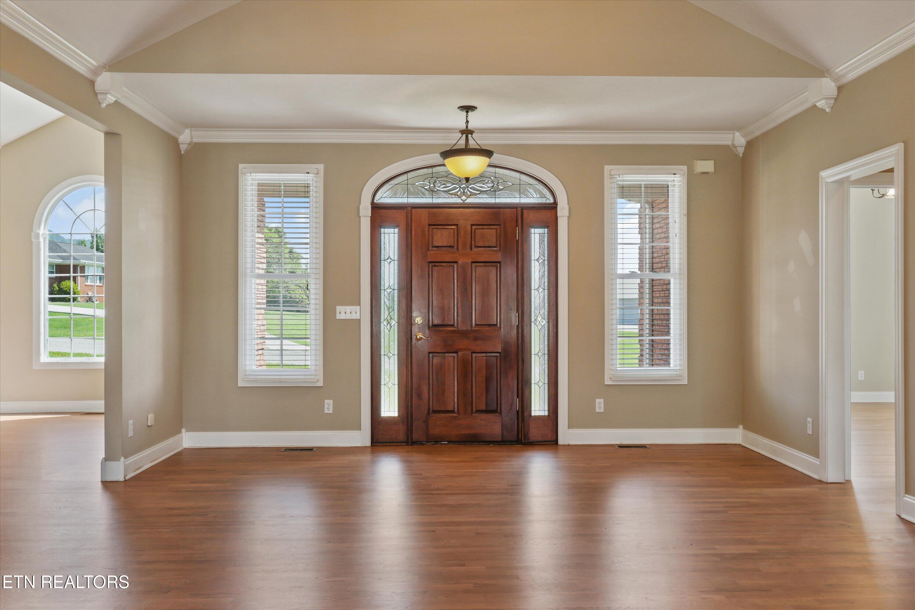 111 Colonial Hts, LaFollette