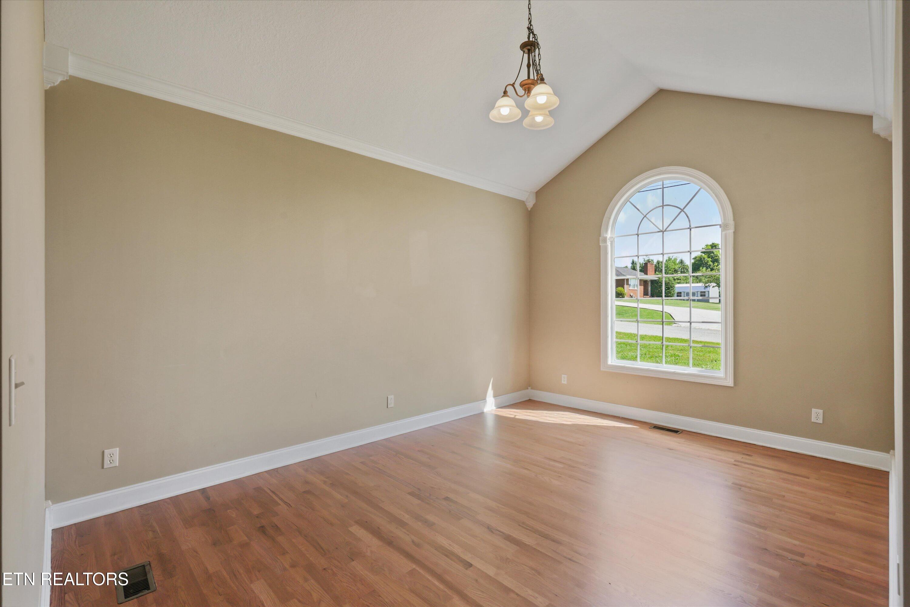 111 Colonial Hts, LaFollette
