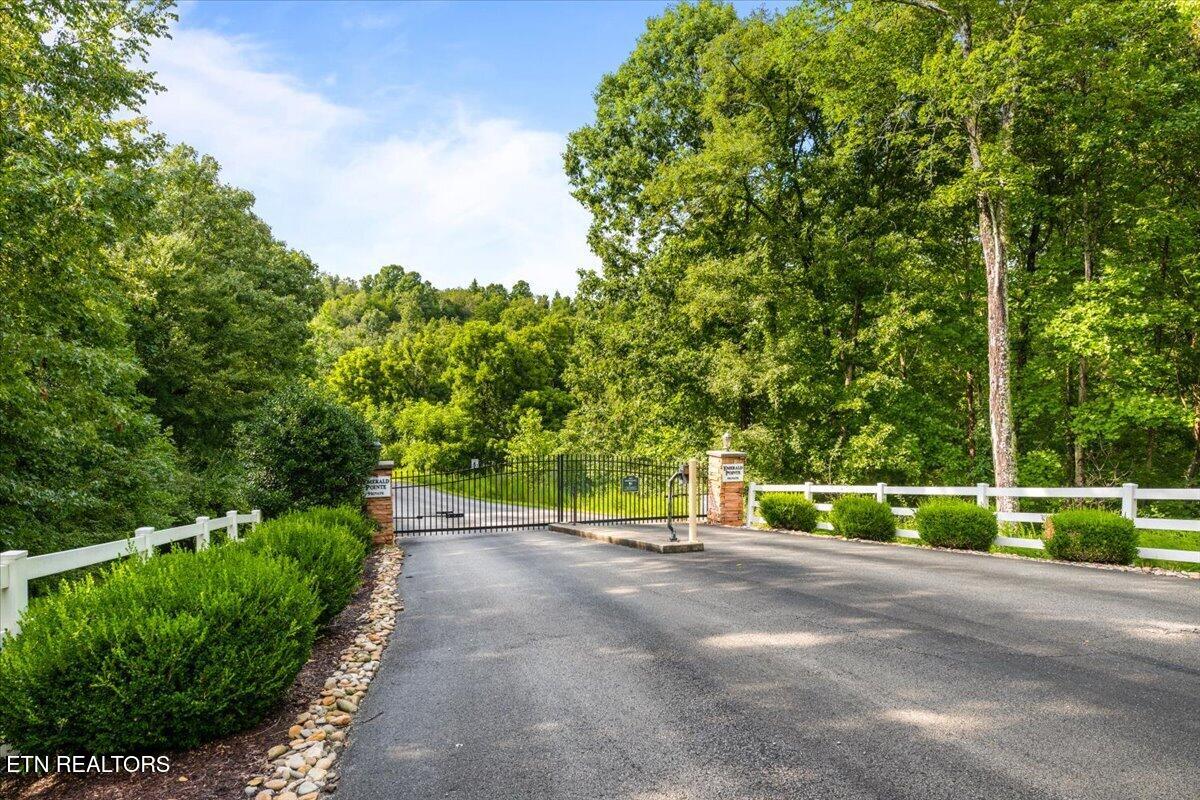 126 Emerald Pointe