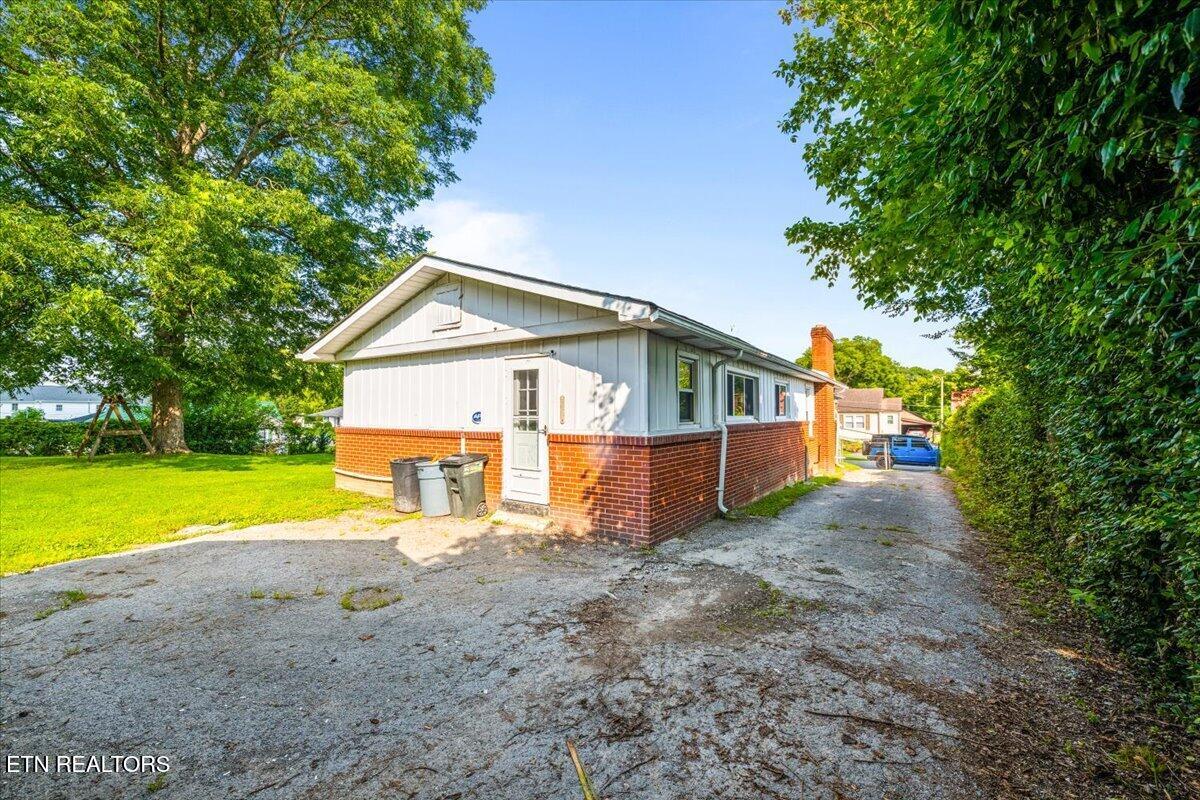 1008 W Walden St, LaFollette