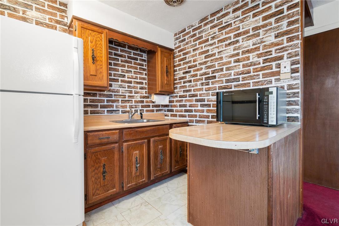 7302 Hillcrest Drive