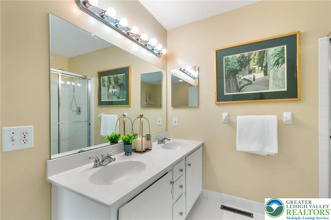 2238 Oakwood Court
