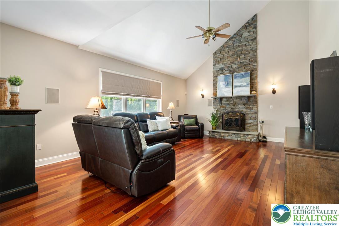 5925 Robin Lane