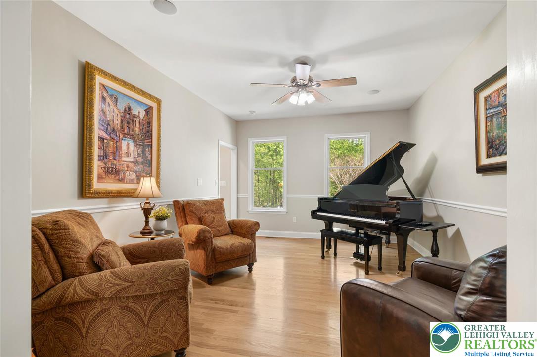 5925 Robin Lane