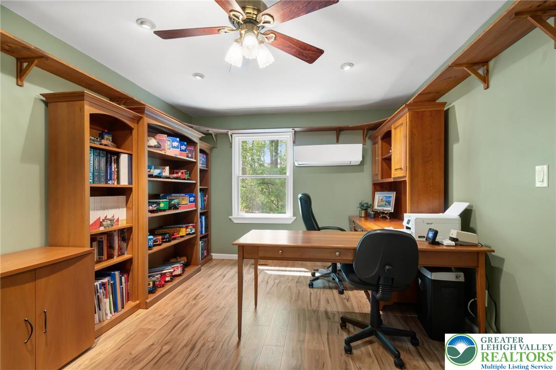 5925 Robin Lane