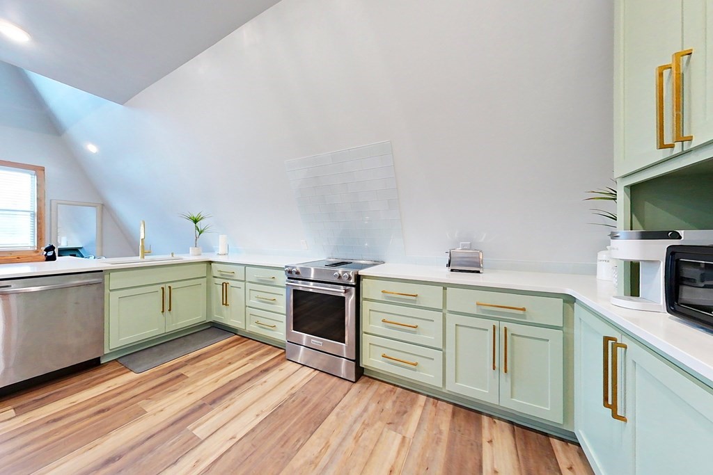 5588 Brunswick Highway