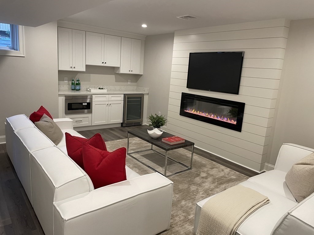 25 Oak Street # B