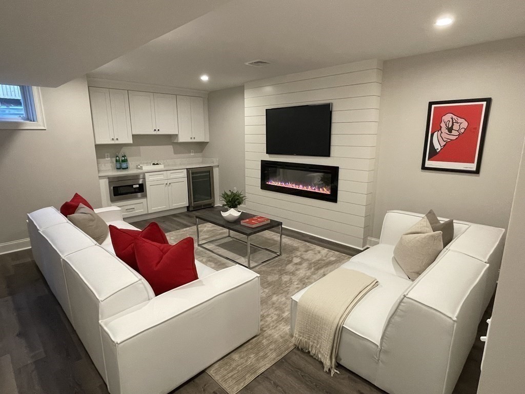 25 Oak Street # B