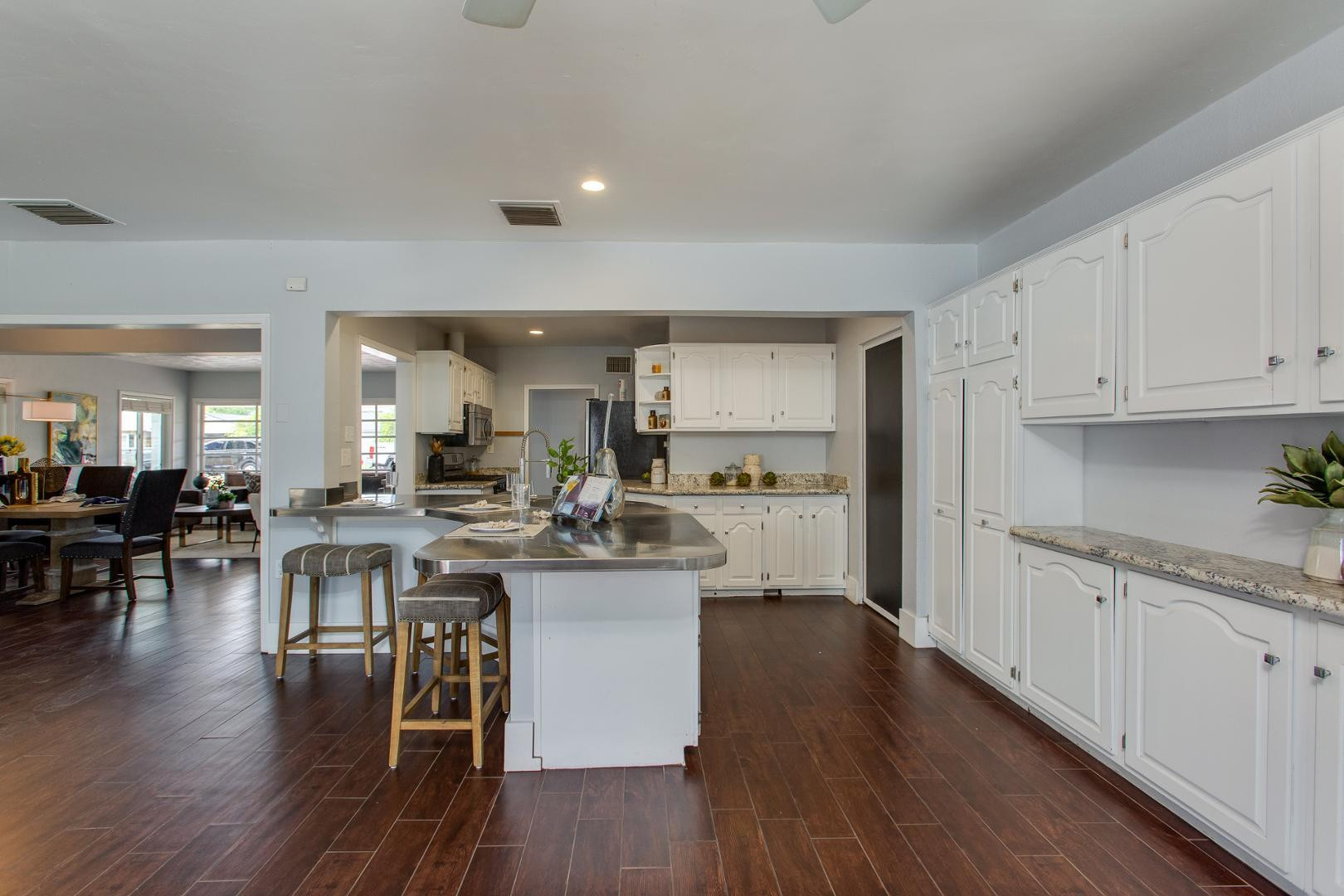 510 E Belmont Avenue