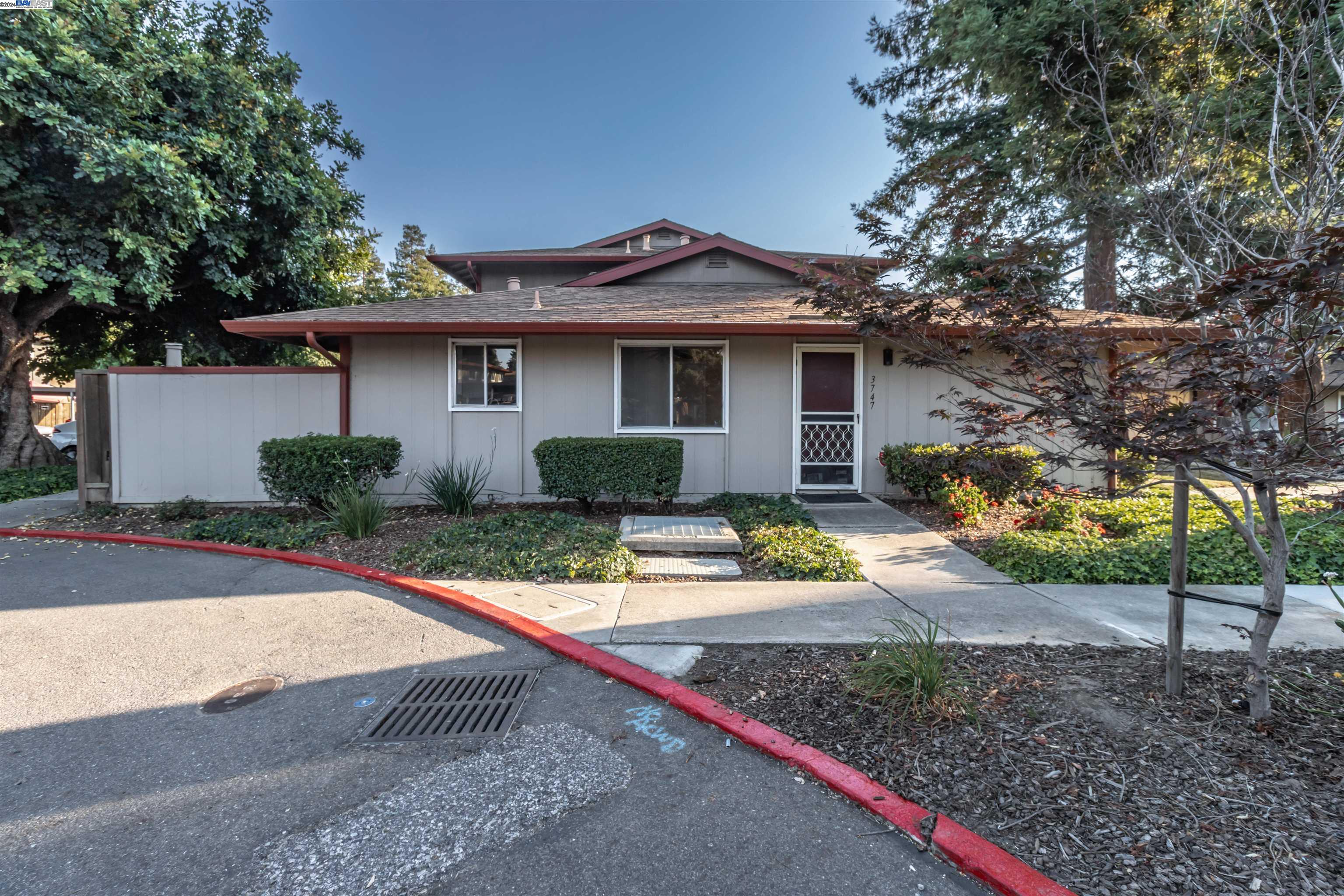3747 Oxford Cmn