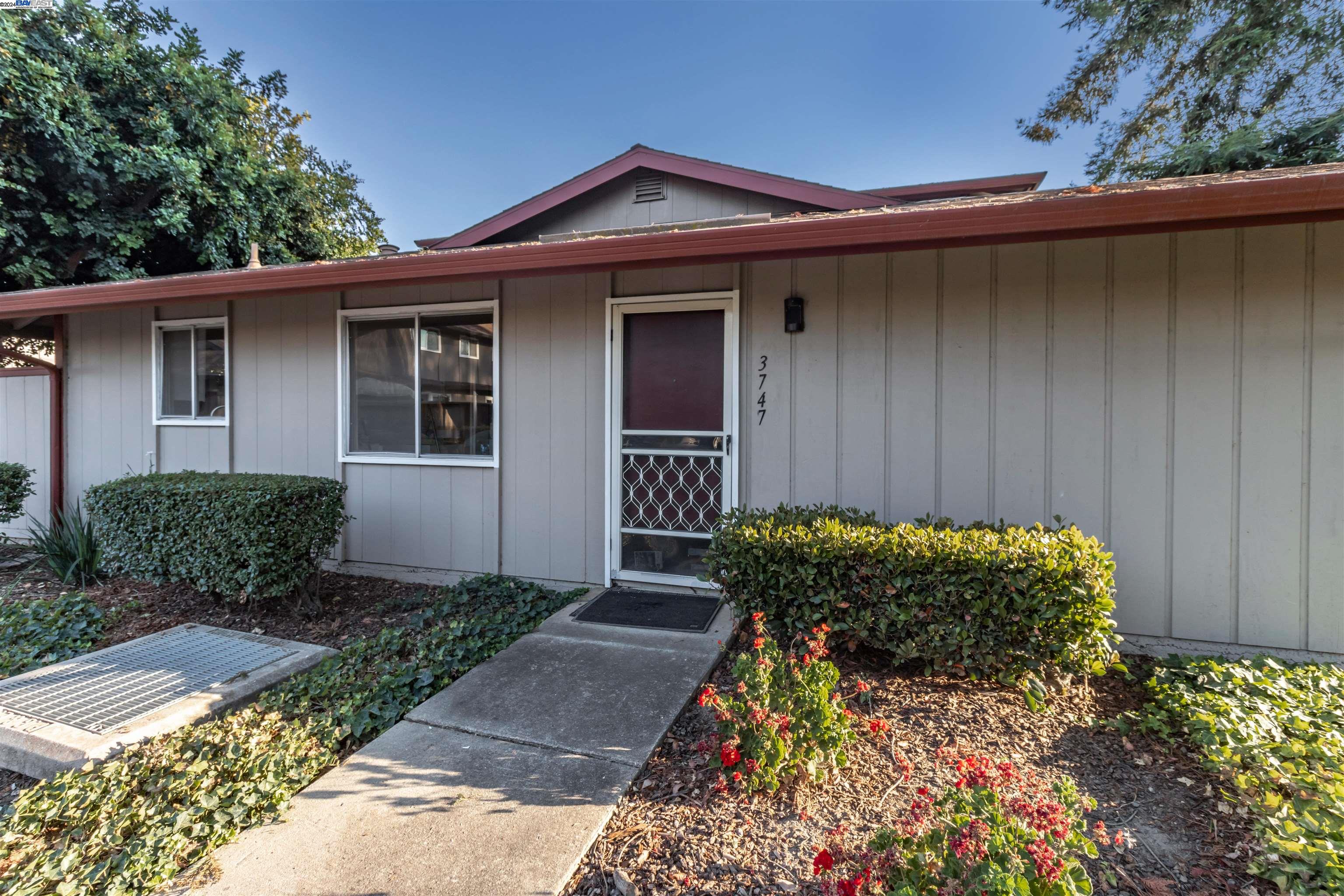 3747 Oxford Cmn