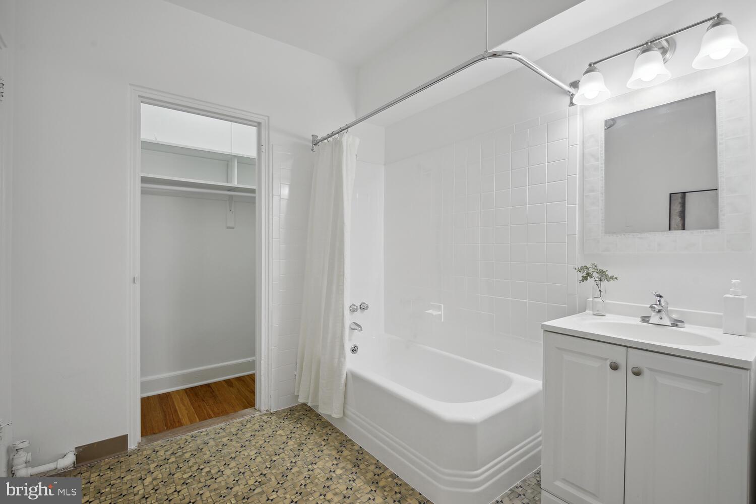 3901 Cathedral Ave NW #318