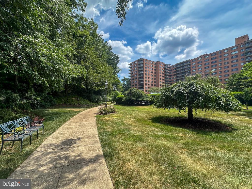 4201 CATHEDRAL AVE NW #419E
