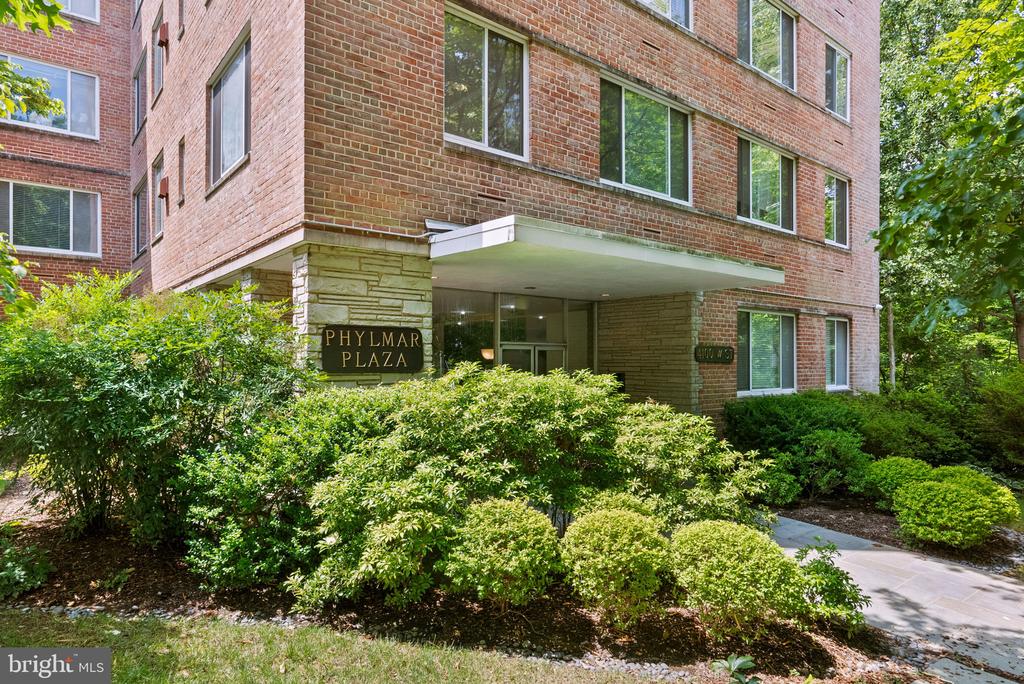 4100 W St NW #305