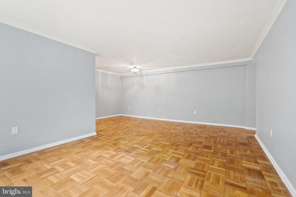 4100 W St NW #305