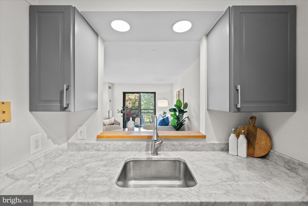 2111 Wisconsin Ave NW #322