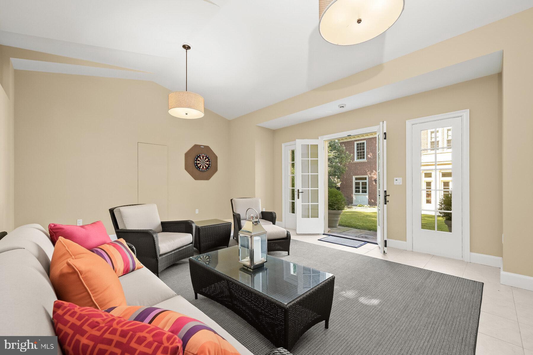 3065 University Ter NW