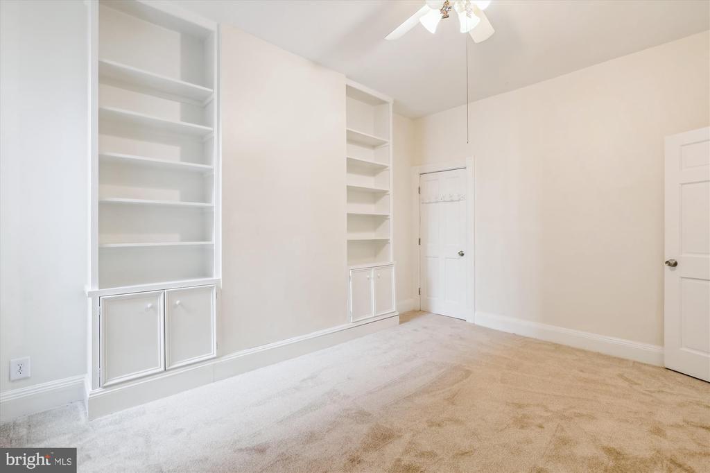 935 Westminster St NW