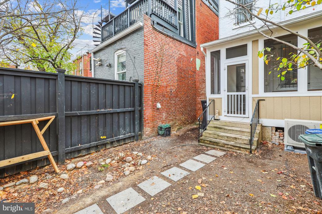 935 Westminster St NW