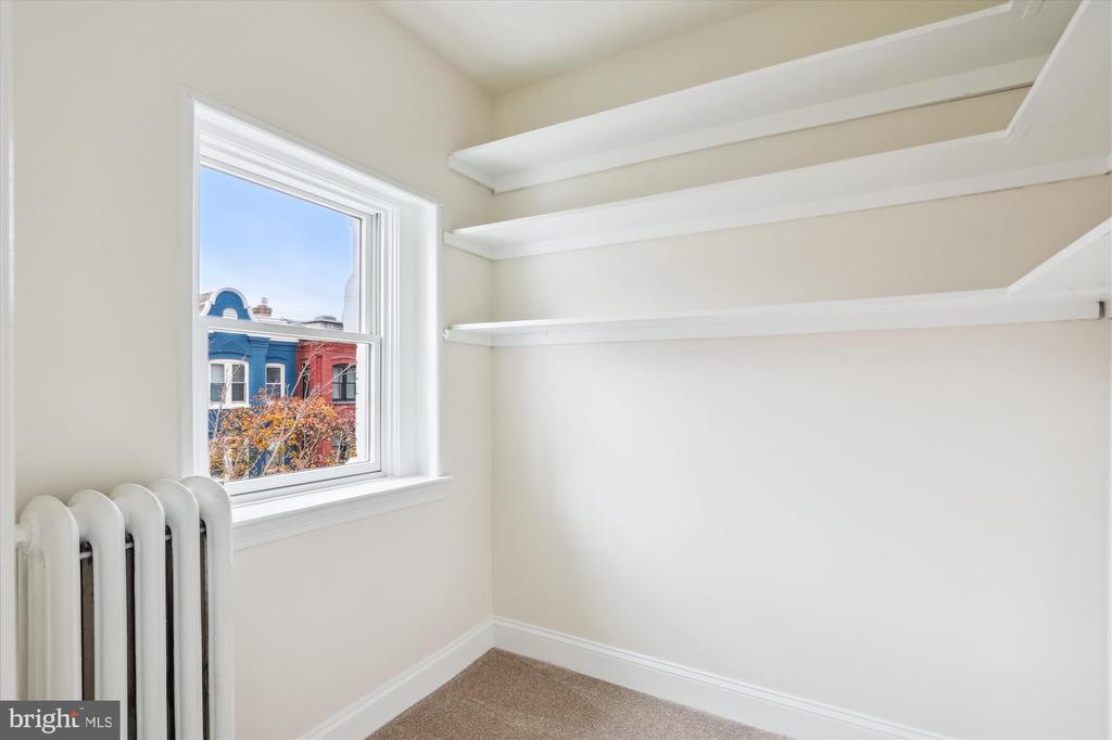 935 Westminster St NW
