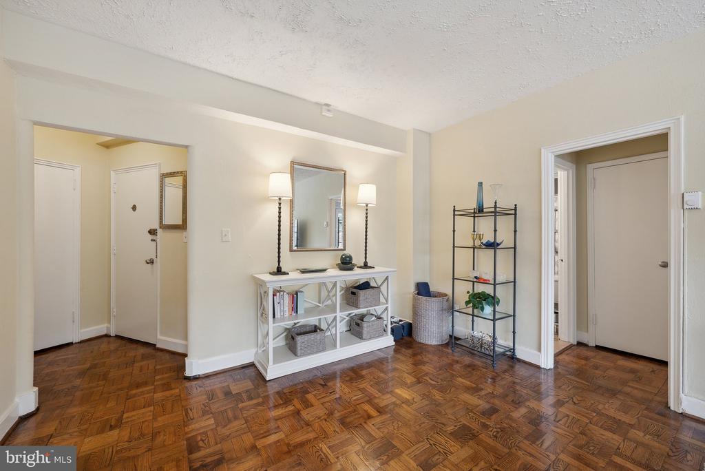 3901 Cathedral Ave NW #113