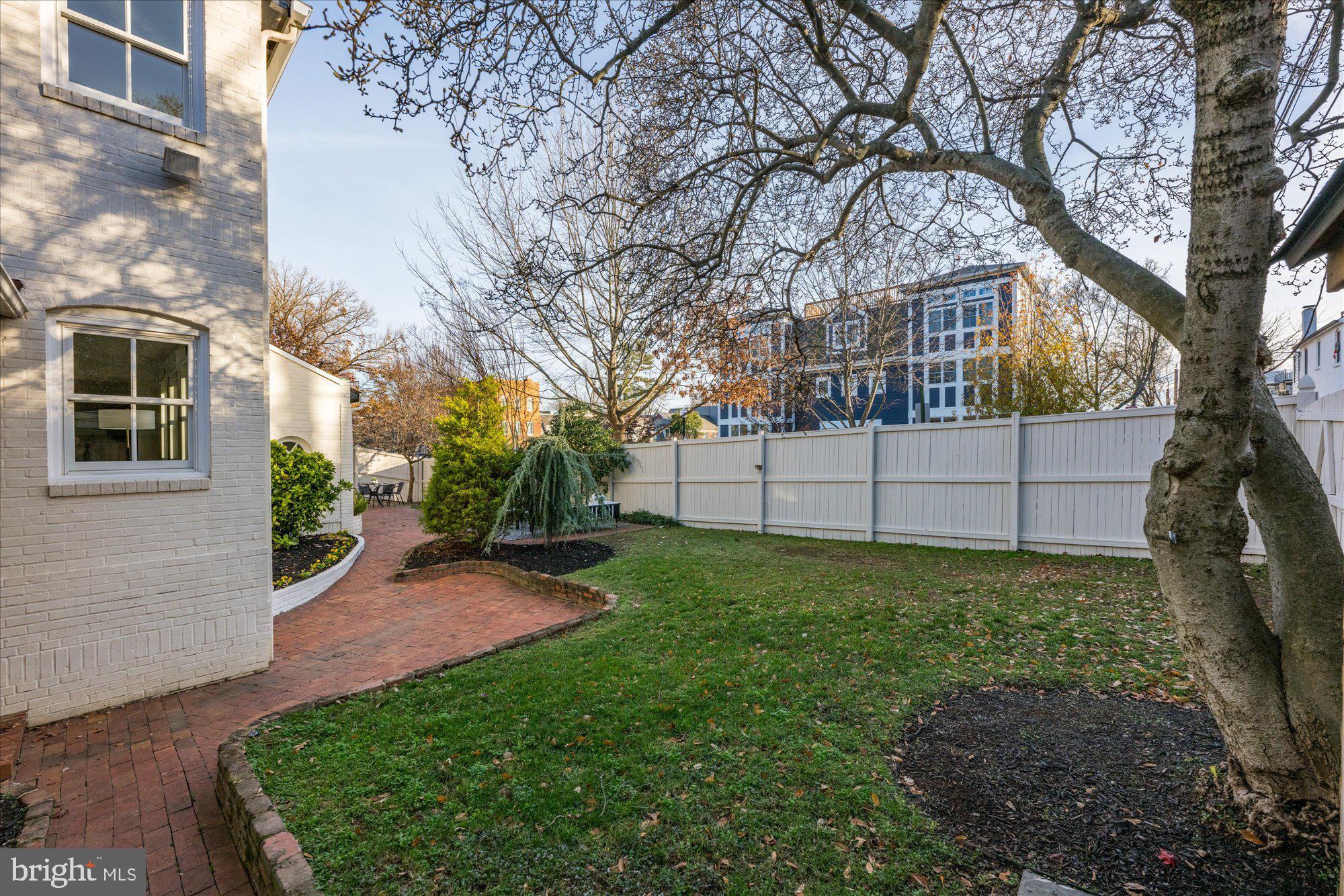 1900 37th St NW