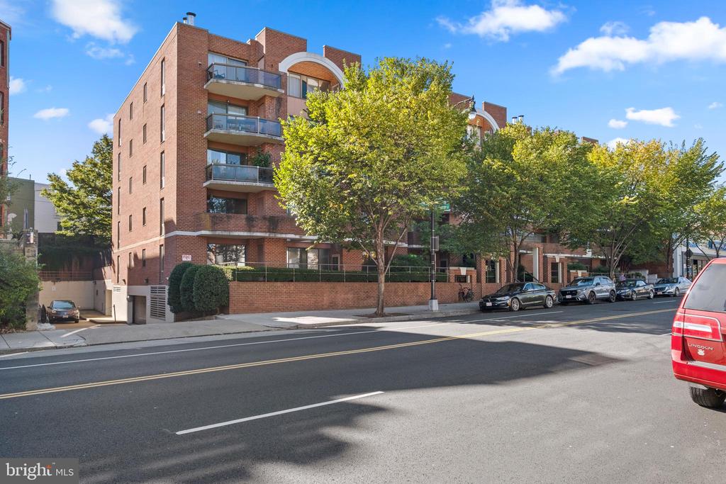 2320 WISCONSIN AVE NW #208