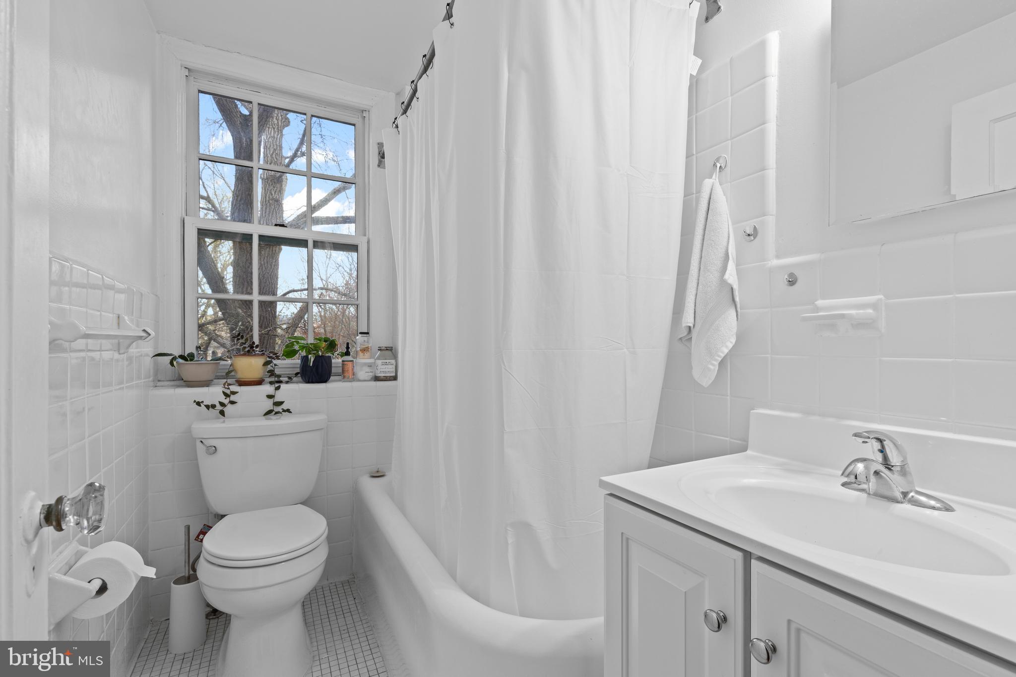 2032 Belmont Rd NW #204