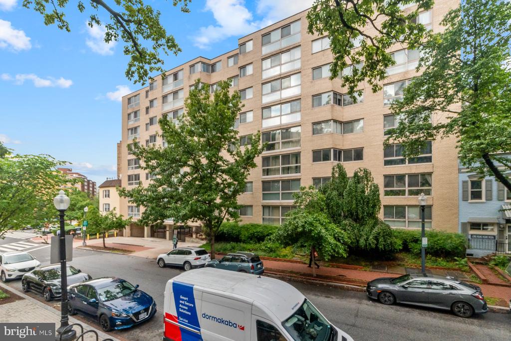 922 24th St NW #806