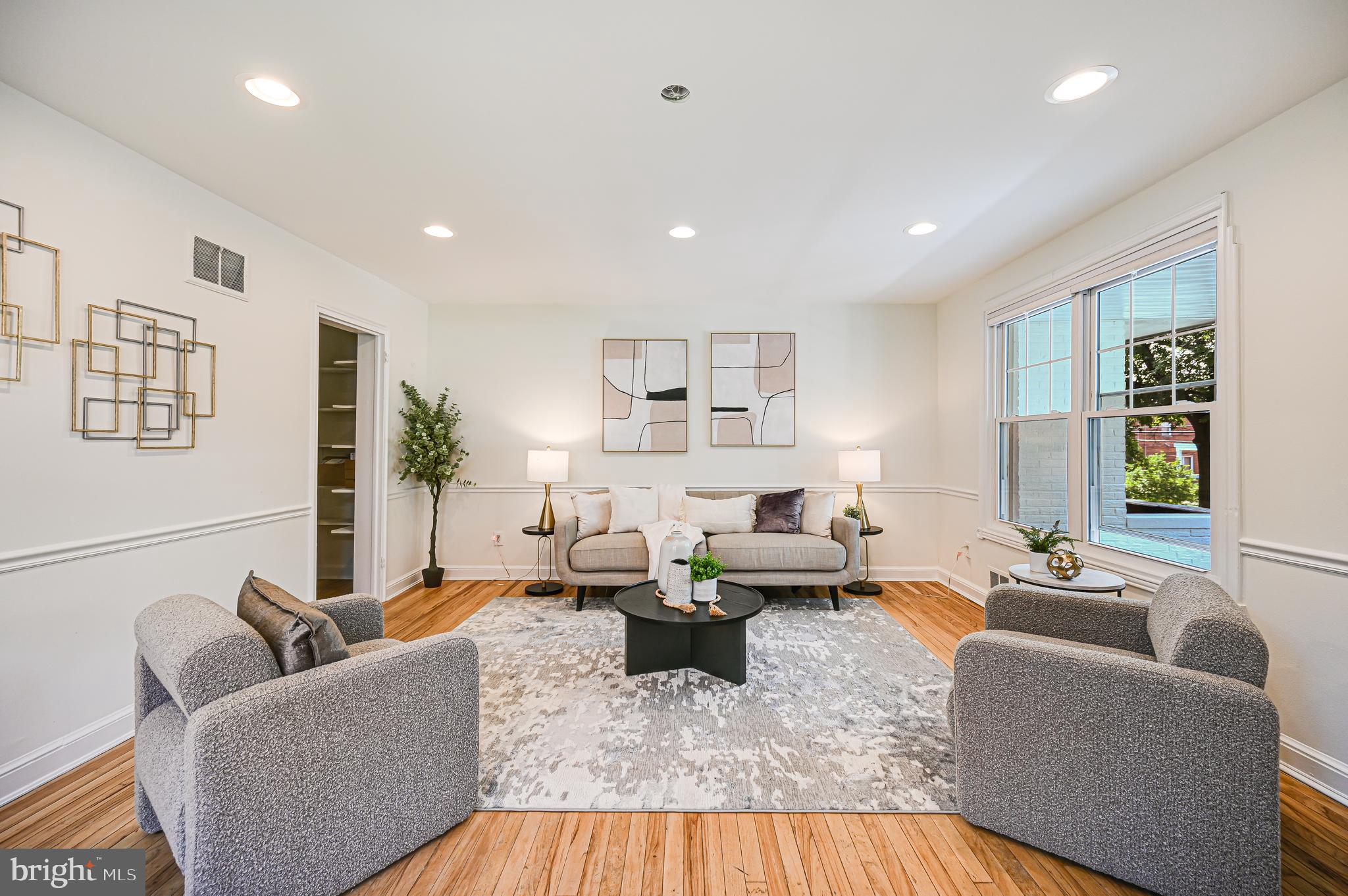 812 Crittenden St NE