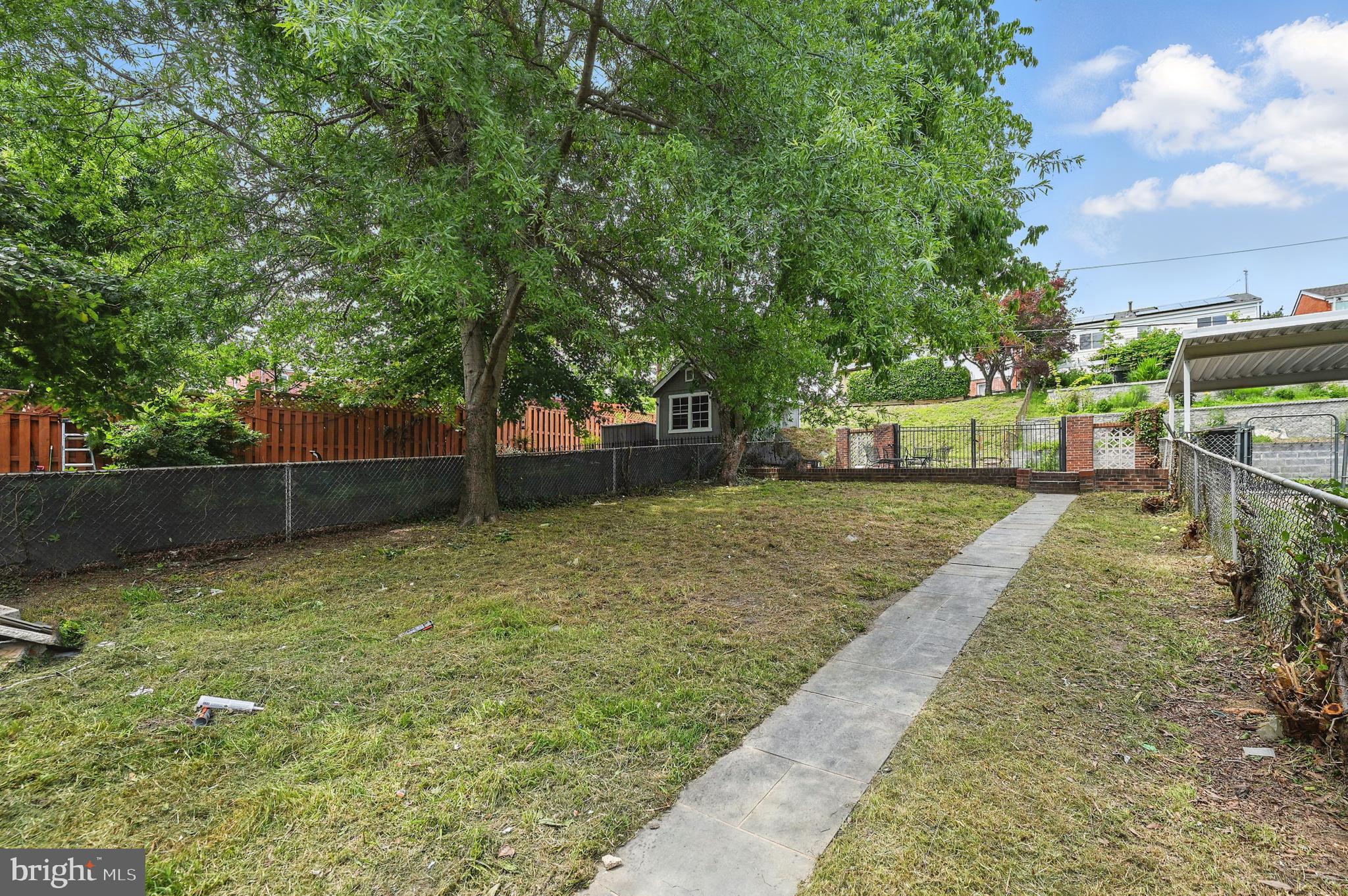 812 Crittenden St NE