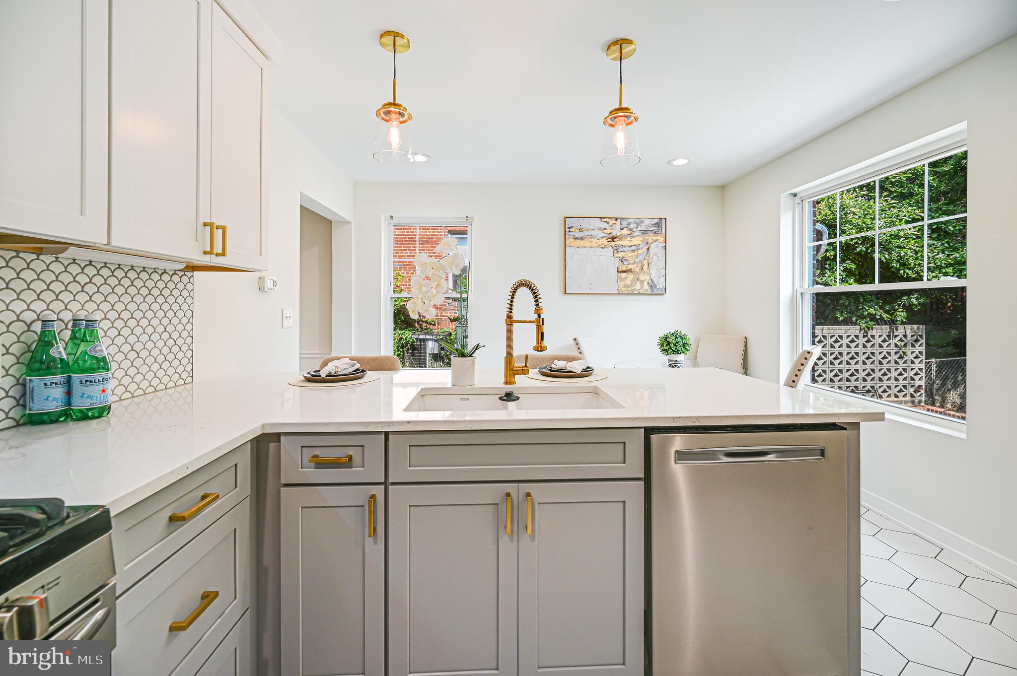 812 Crittenden St NE