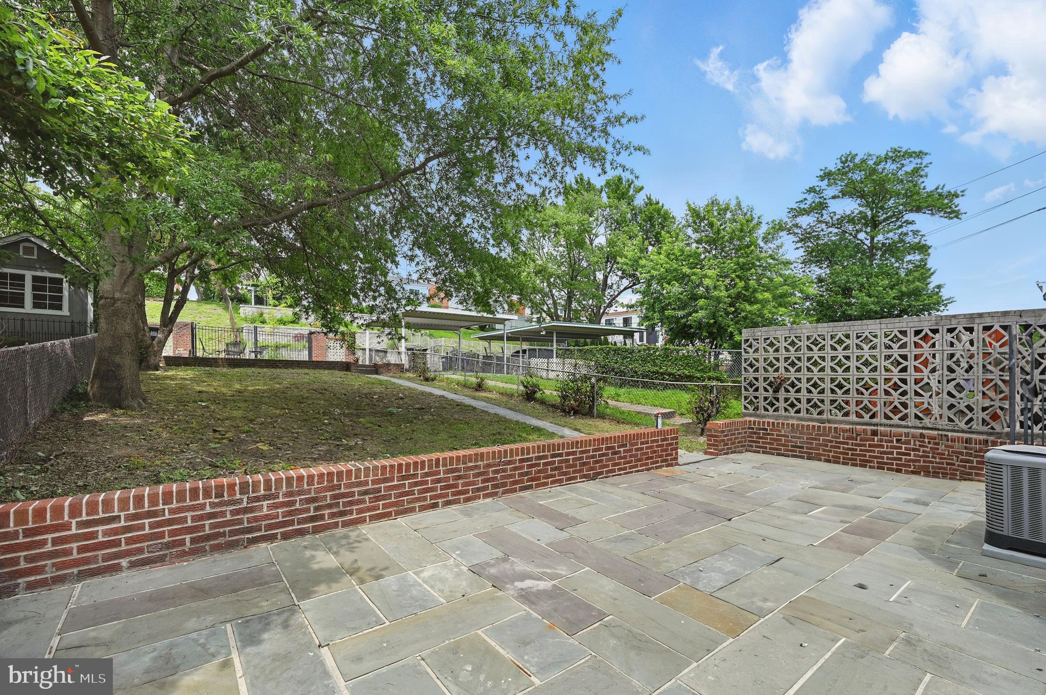 812 Crittenden St NE