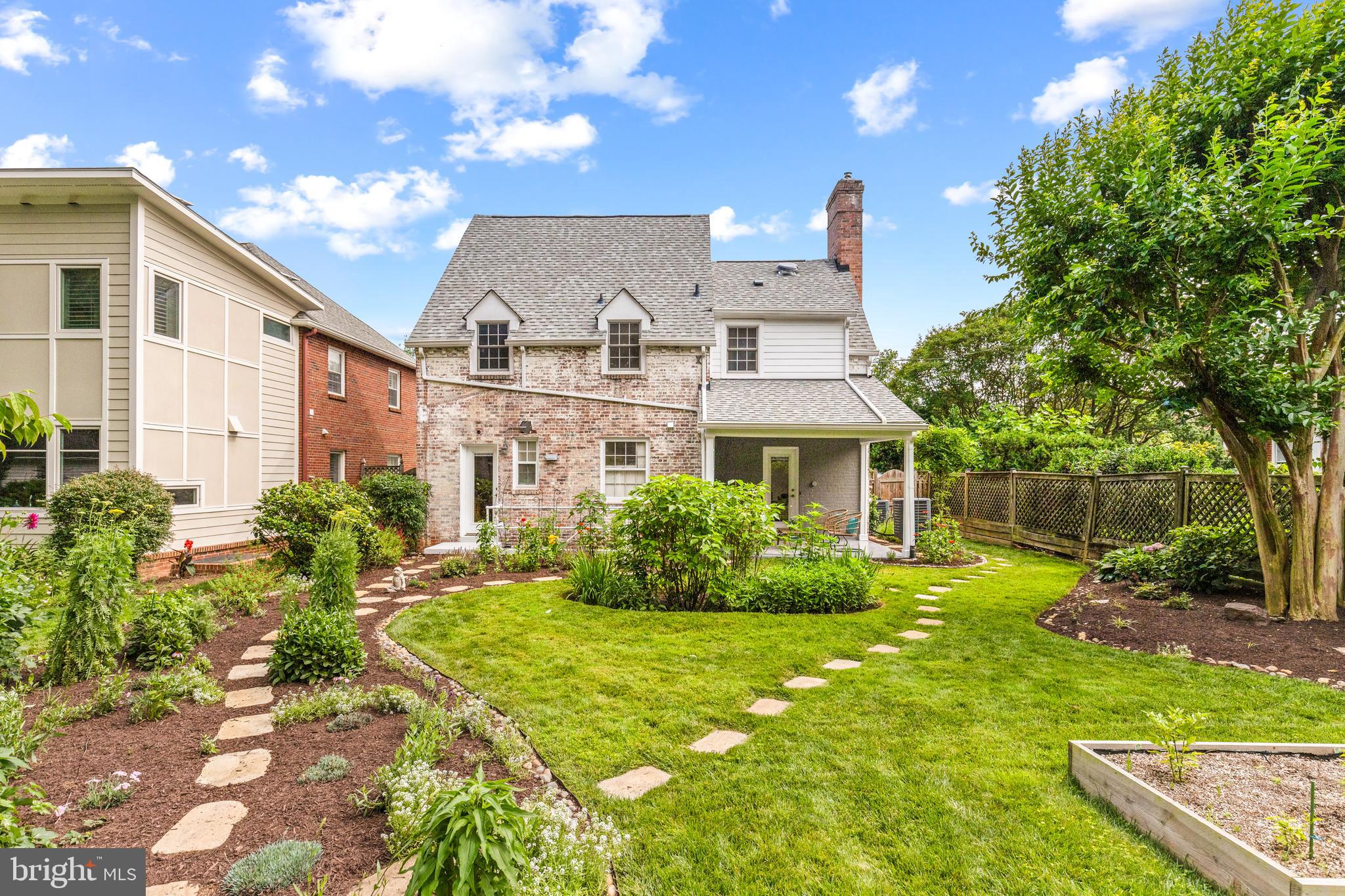 1608 Manchester Ln NW