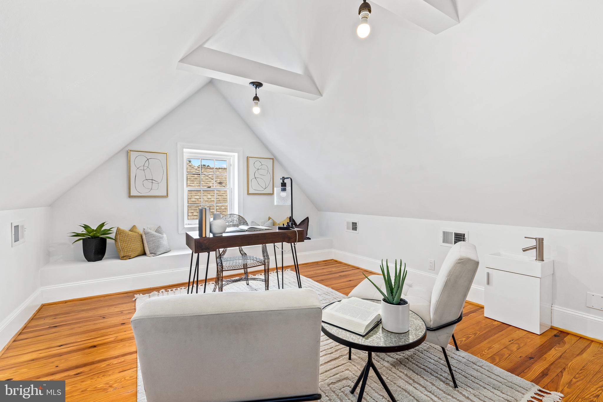 1608 Manchester Ln NW