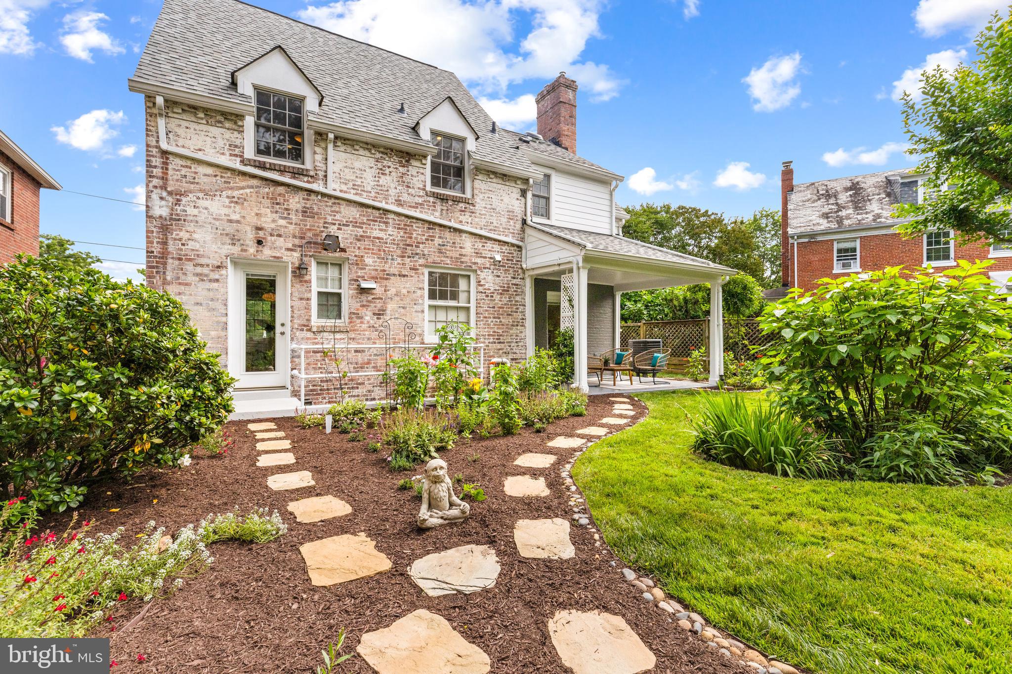 1608 Manchester Ln NW