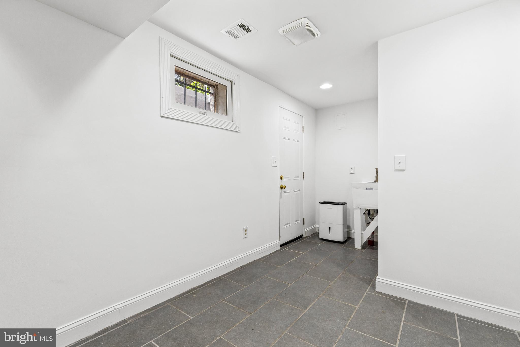 1608 Manchester Ln NW