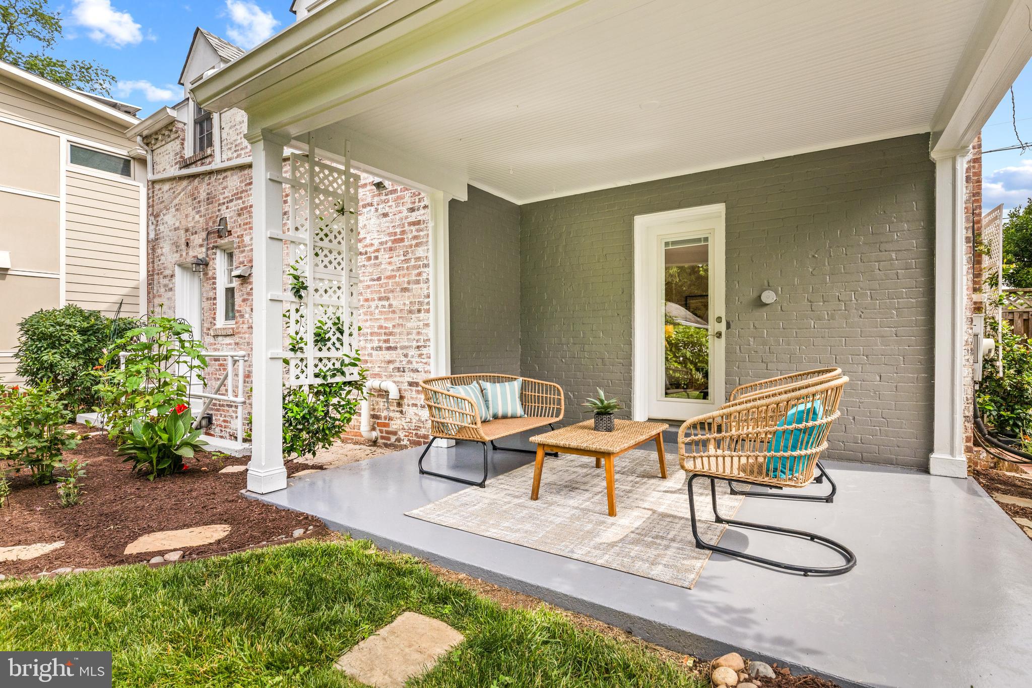 1608 Manchester Ln NW