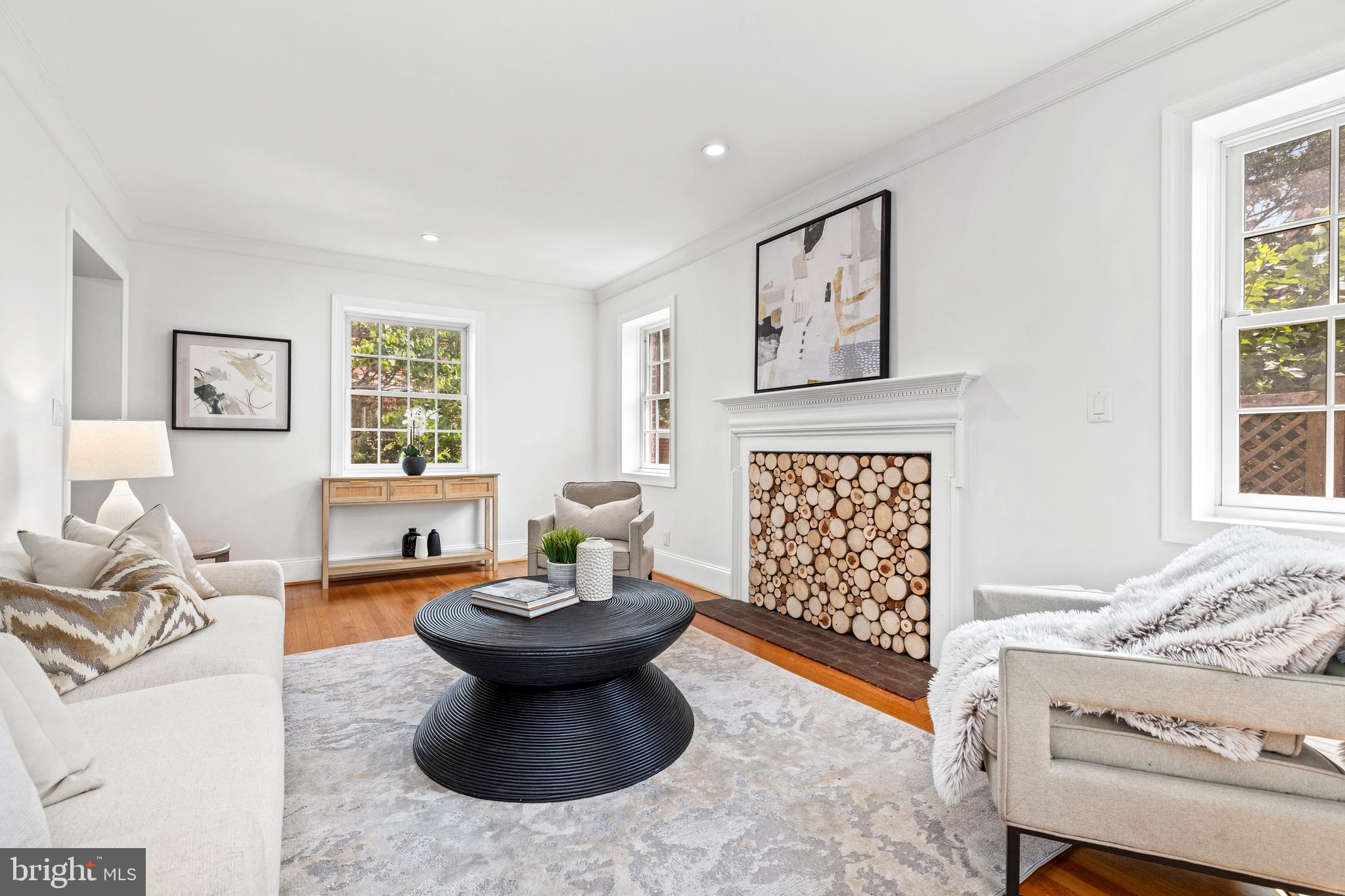 1608 Manchester Ln NW