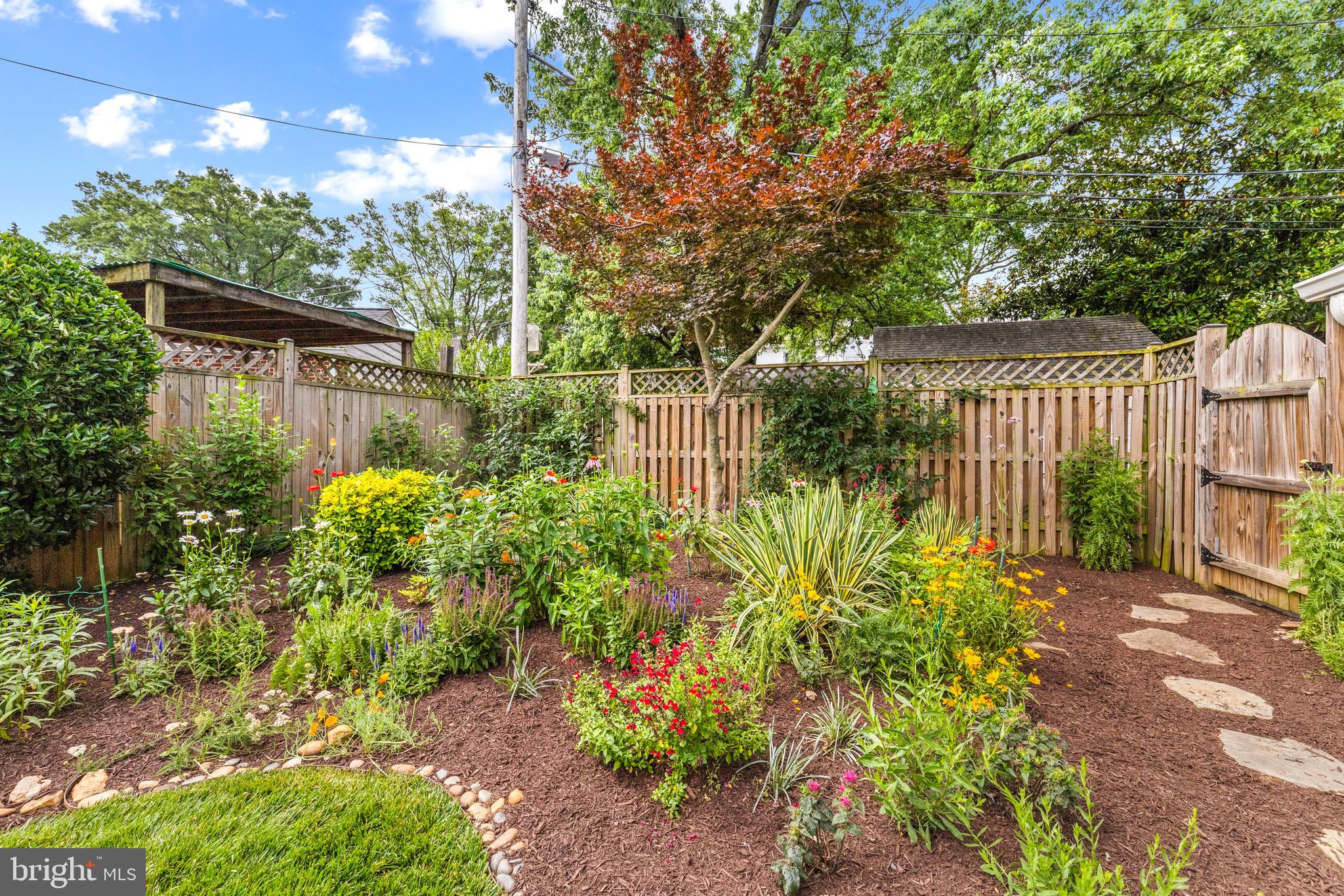 1608 Manchester Ln NW