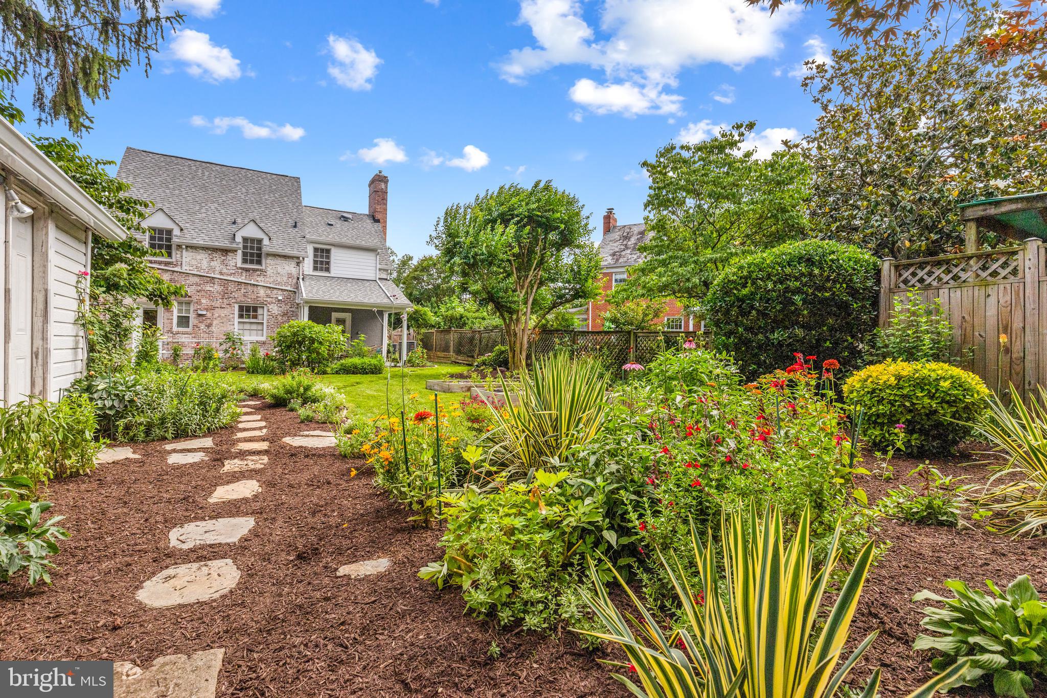 1608 Manchester Ln NW