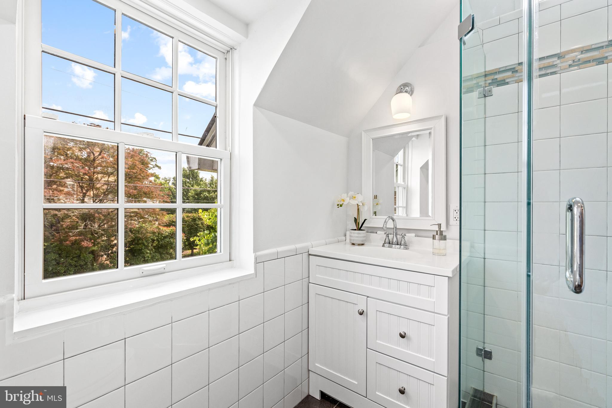 1608 Manchester Ln NW