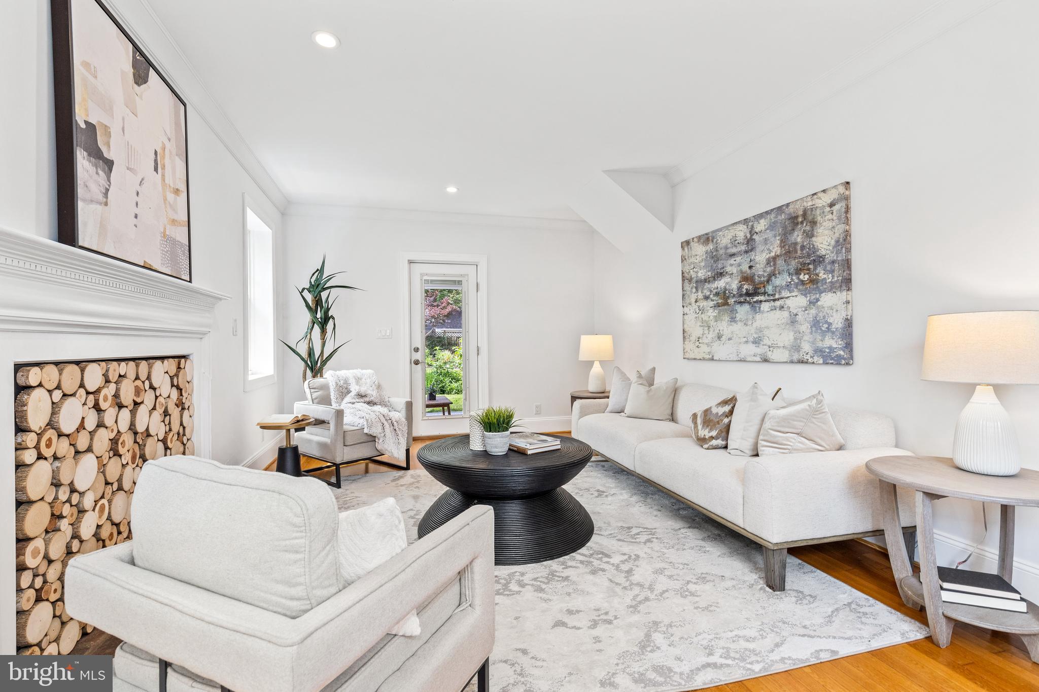 1608 Manchester Ln NW