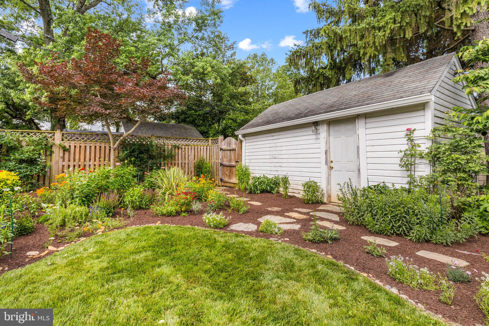 1608 Manchester Ln NW