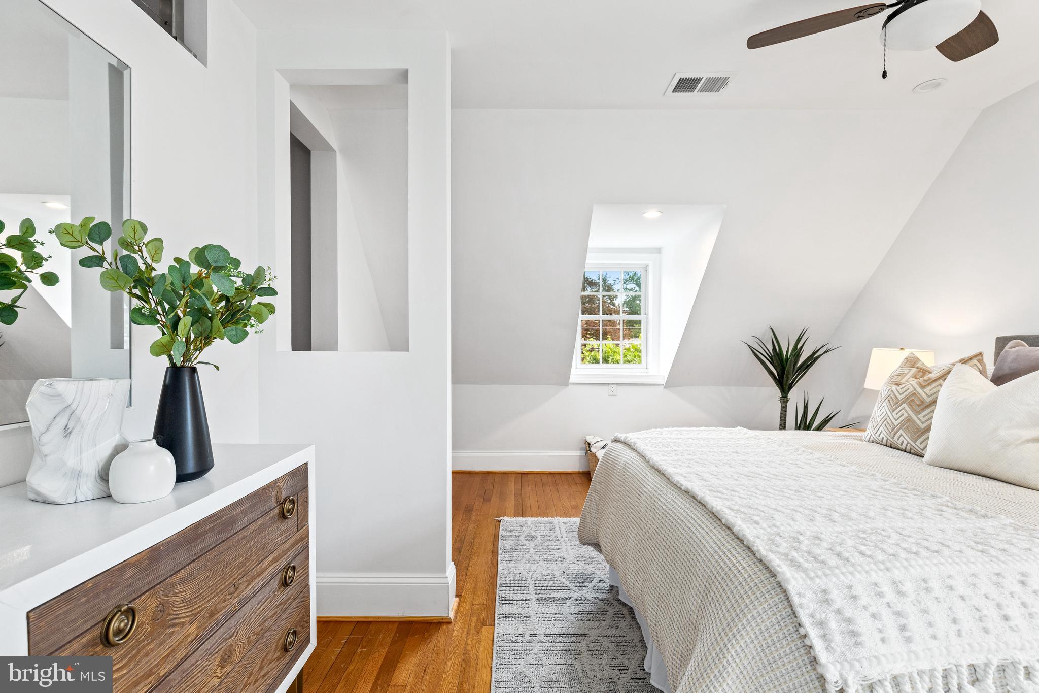 1608 Manchester Ln NW