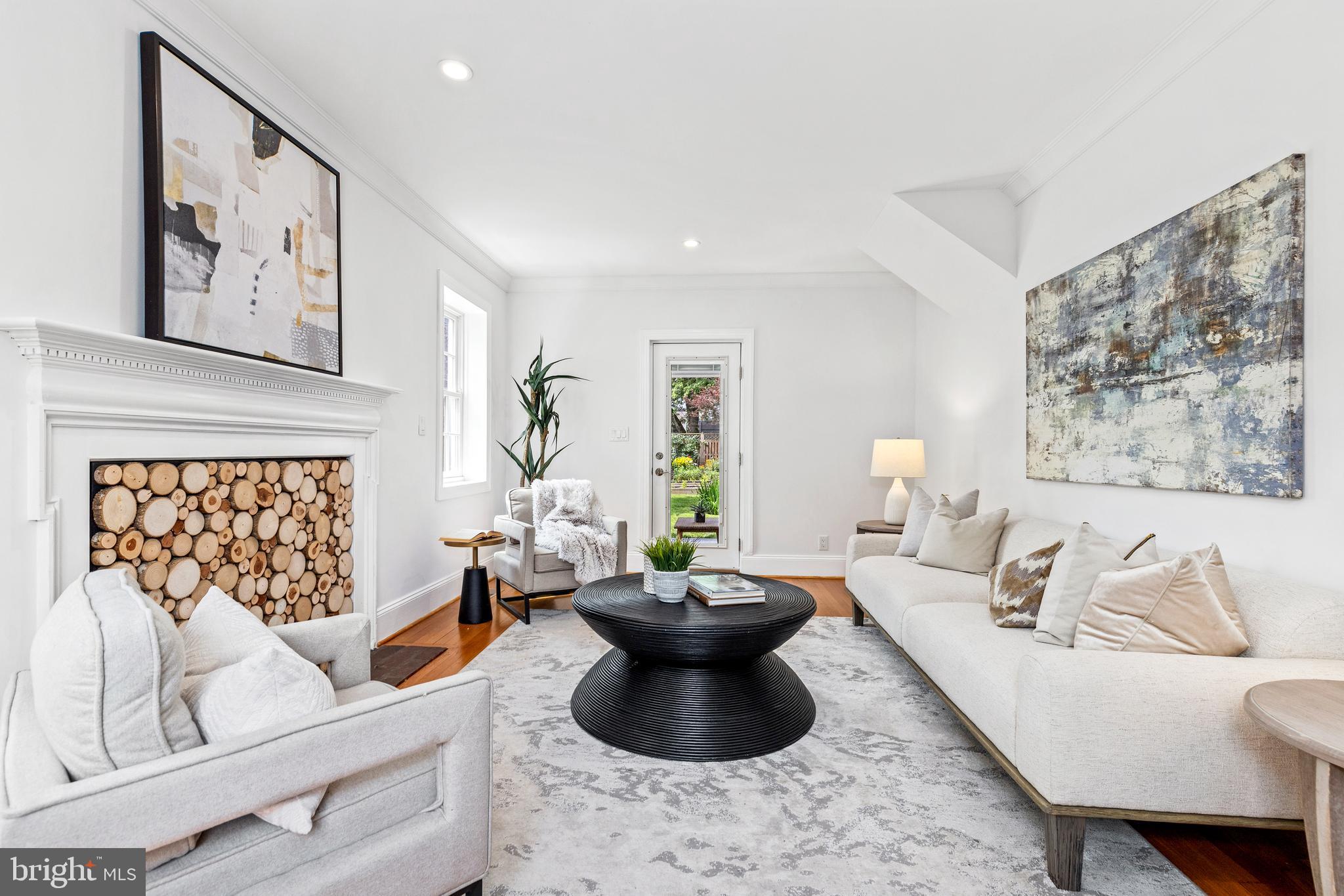 1608 Manchester Ln NW