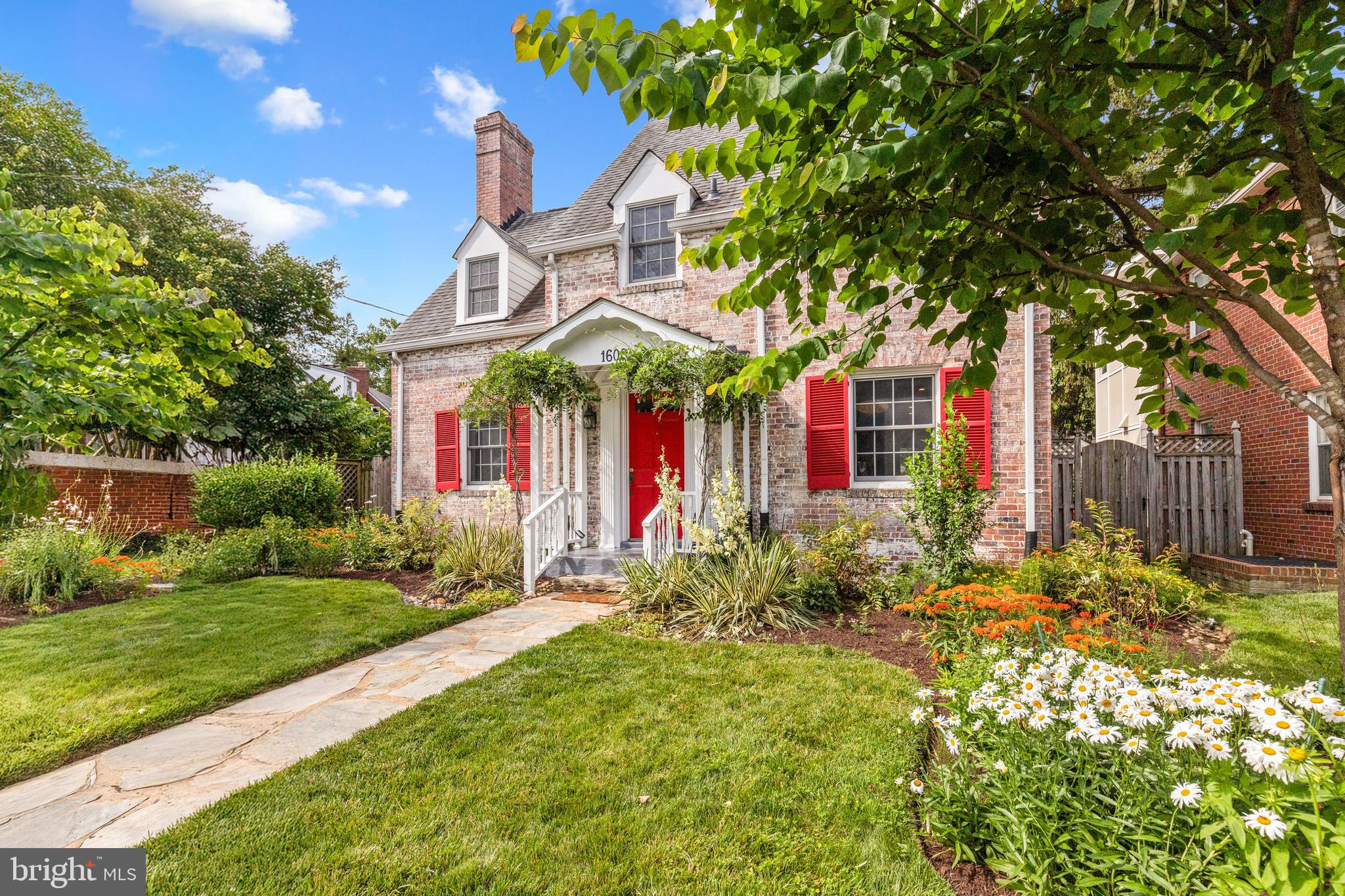 1608 Manchester Ln NW